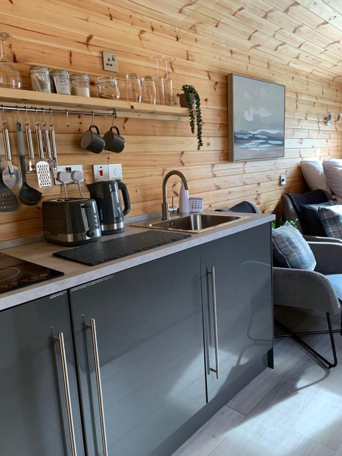 River Huts, Highland River Retreat With Hot Tub Инвернесс Экстерьер фото