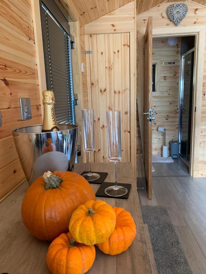 River Huts, Highland River Retreat With Hot Tub Инвернесс Экстерьер фото