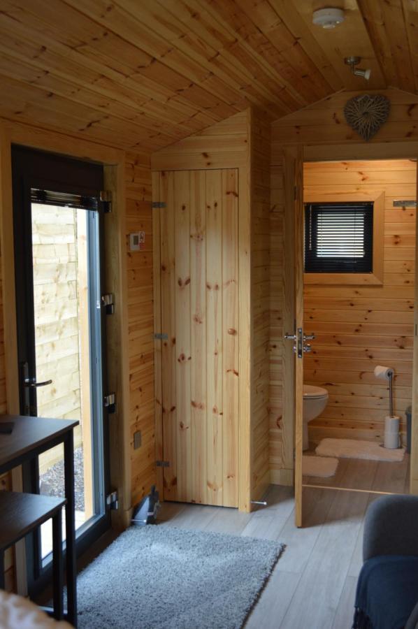 River Huts, Highland River Retreat With Hot Tub Инвернесс Экстерьер фото