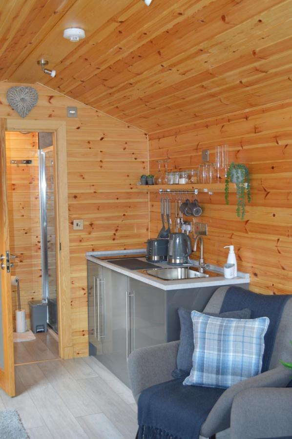 River Huts, Highland River Retreat With Hot Tub Инвернесс Экстерьер фото